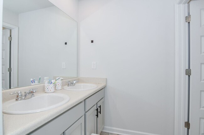 Building Photo - Beautiful 5 Bedroom 3 Bath