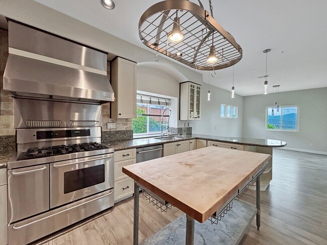 Building Photo - Spacious & Upgraded 4 Bedroom, 3 Bath Home...