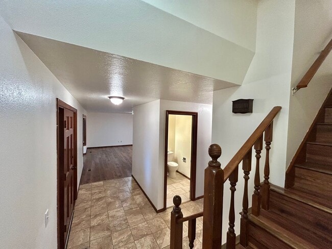 Building Photo - Timeless 5 Bed, 2.5 Bath Home - SW Beaverton