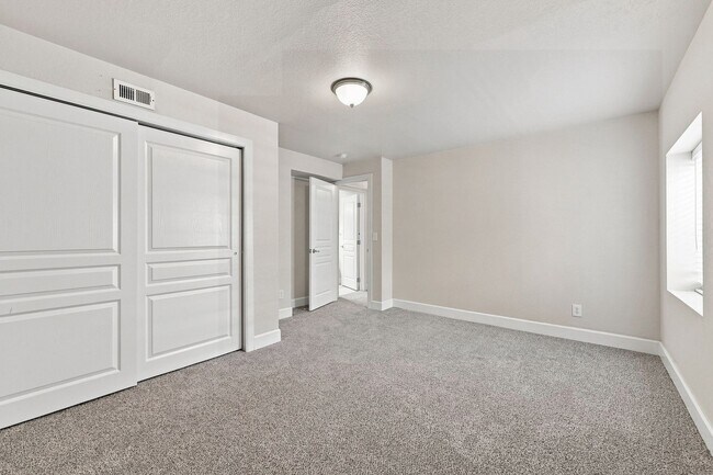 Building Photo - 2202 Hanham Dr
