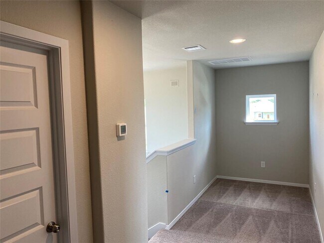 Building Photo - 106 Crooked Trail