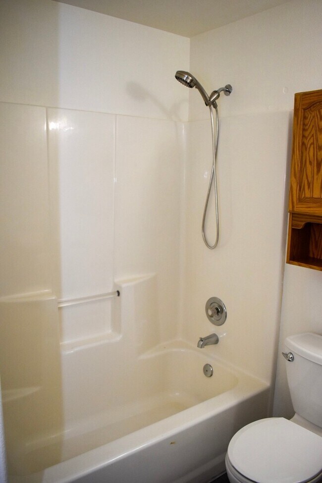 Building Photo - Great 3BD Ranch in Orchards- Gorgeous Laminate Floors Throughout!