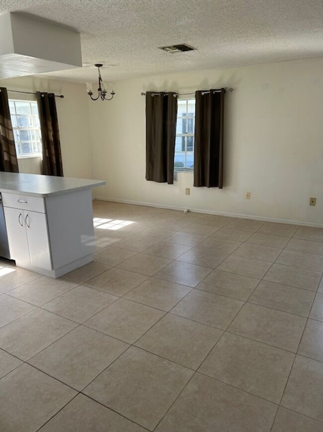 Building Photo - Well maintained 1/1 in a 55+ community