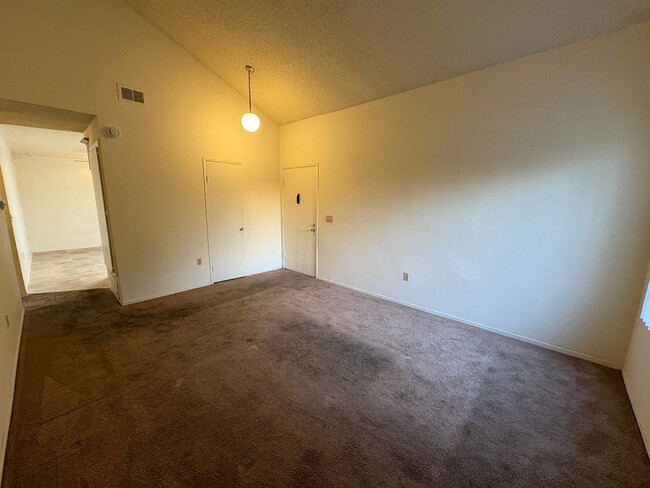 Building Photo - Villa Martinique Town Home!