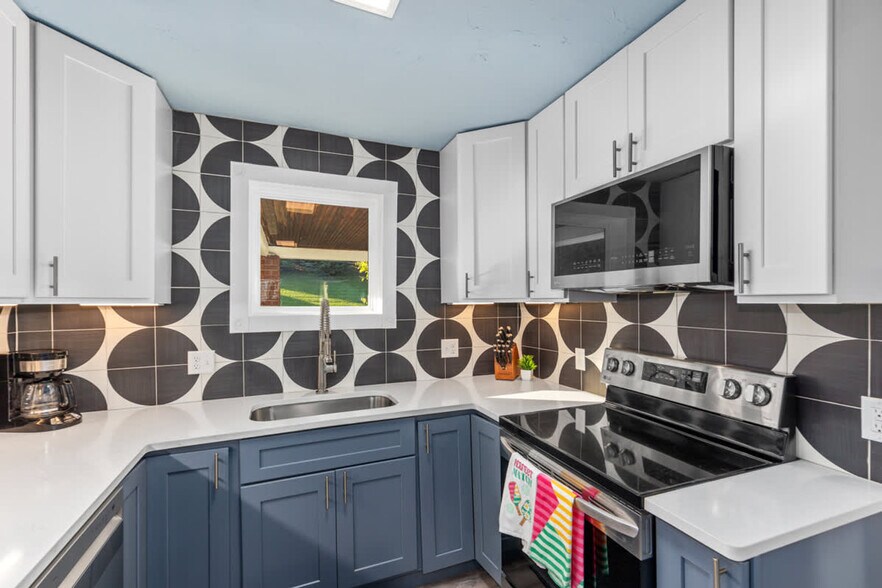 Building Photo - 21 Coldbrook St NE