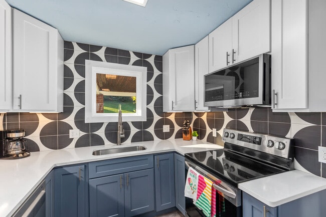 Building Photo - 21 Coldbrook St NE