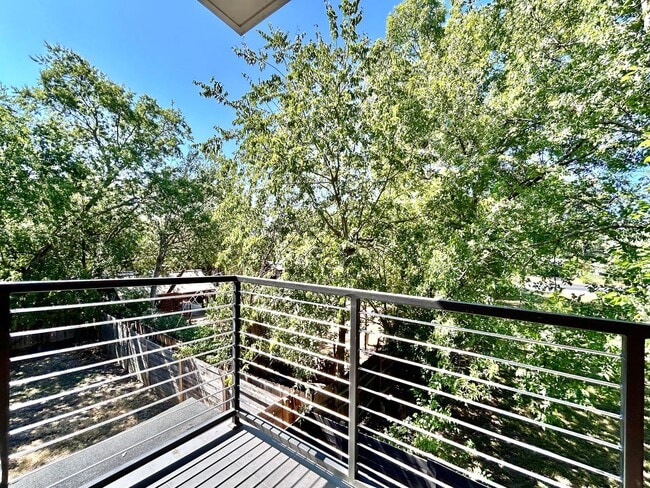 Building Photo - Spacious 2/BR 2.5/BA Modern Home with Abun...