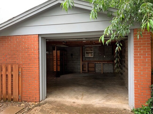 Building Photo - Cute house with a fenced in yard!