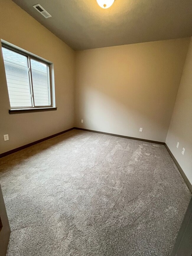 Building Photo - Spacious 2 Bed/2 Bath House with 3 Car Garage!