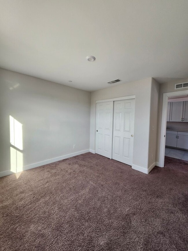 Building Photo - Beautiful Plumas Lake home on a large lot with SOLAR