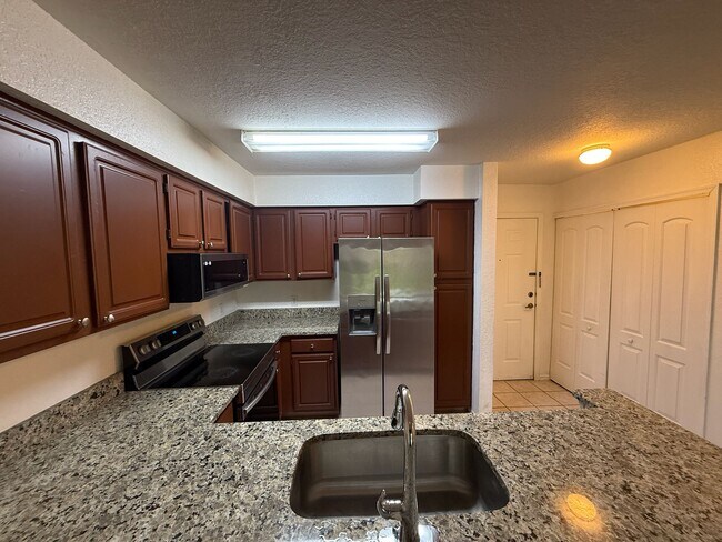 Building Photo - 13941 Fairway Island Dr