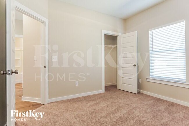 Building Photo - 350 S Pine Dr