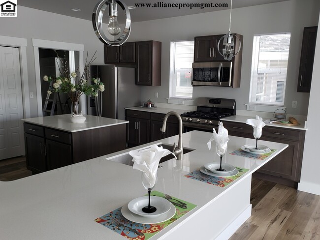 Building Photo - Beautiful Large 4bd/2.5ba 2332sqft home in The Lakes Subdivision