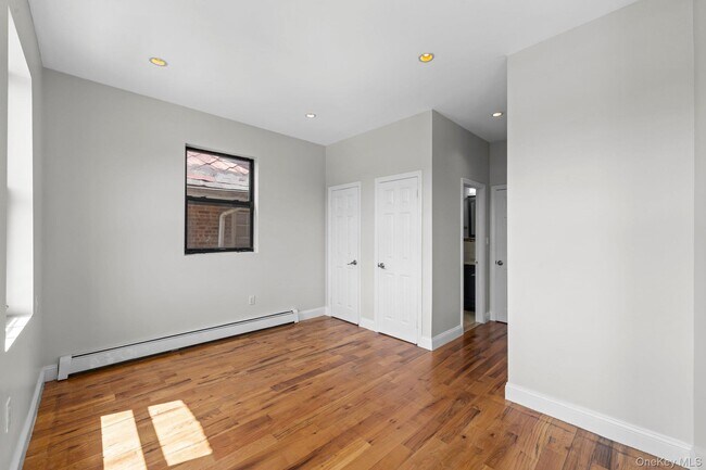 Building Photo - 746 E 219th St