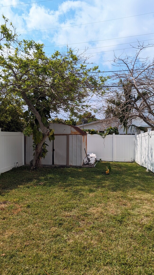 Building Photo - 3334 SW 24th Ter