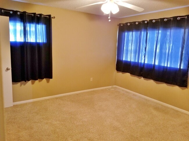 Building Photo - Big, nice ranch style home near major Tope...