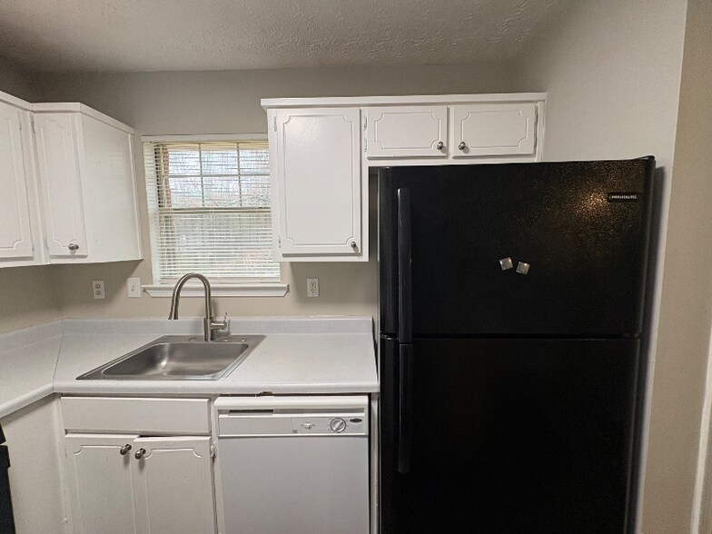 Building Photo - 2031 Sitser Ln