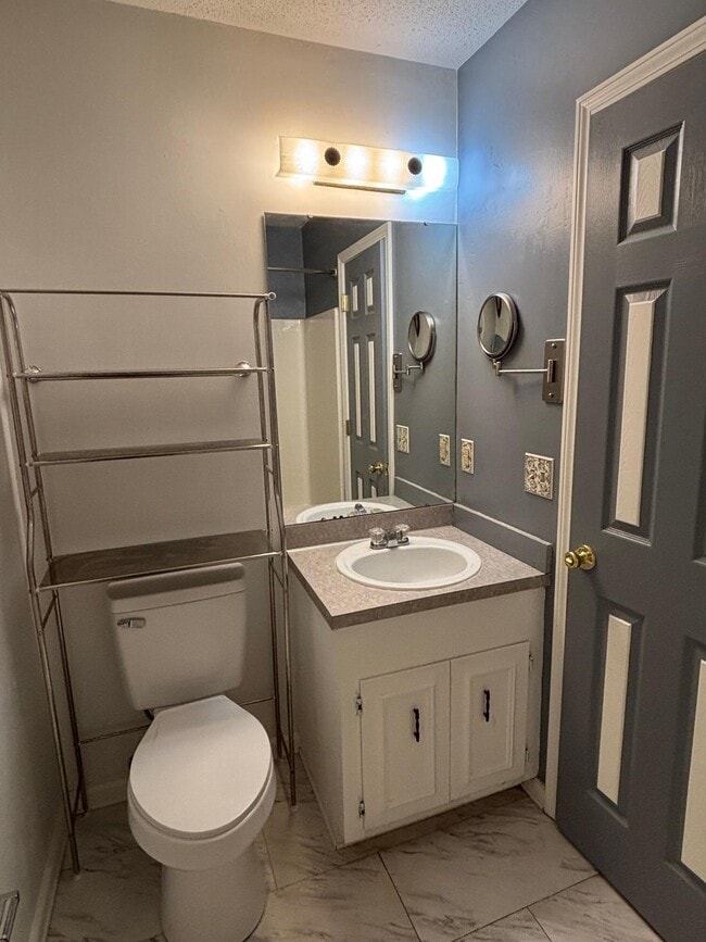 Building Photo - 1460 Crowndale Dr