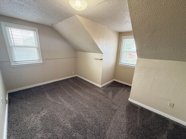 Building Photo - 5BR Home with Fenced Backyard, Firepit & Bonus Space