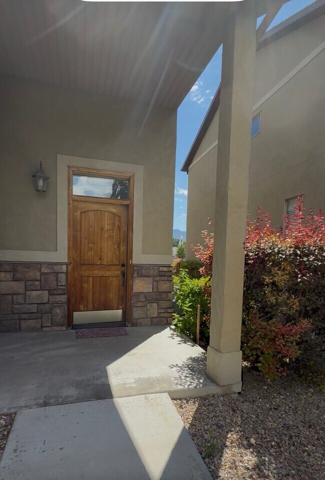 Building Photo - 865 S Pheasant Run Dr