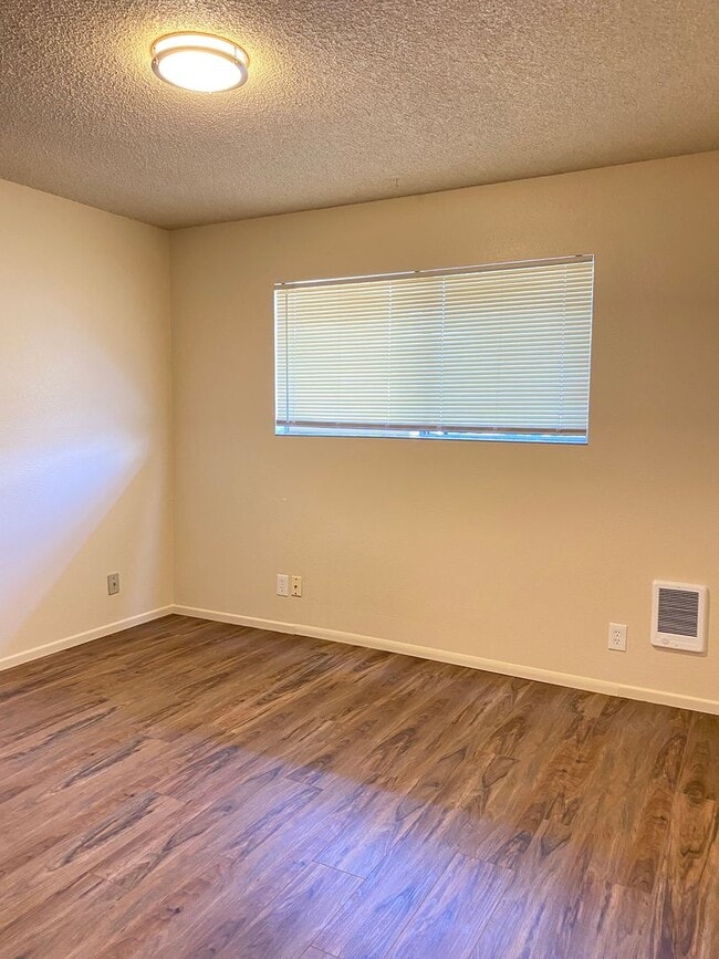 Building Photo - Cozy 2 Bedroom, 1 Bathroom Apartment in The Dalles