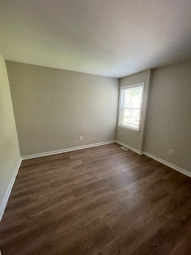 Building Photo - 1802 Parkwood Ave