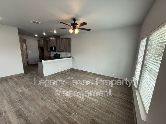 Building Photo - 910 Fuller Ave