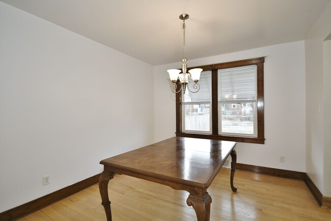 Building Photo - Charming 2-Bedroom Townhouse for Rent in C...