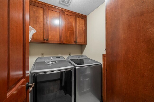 Building Photo - 69 Greenmoor Dr