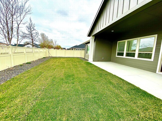 Building Photo - Beautiful Custom 6 Bedroom (2 Primary Bedrooms!) +Office located in NW Meridian