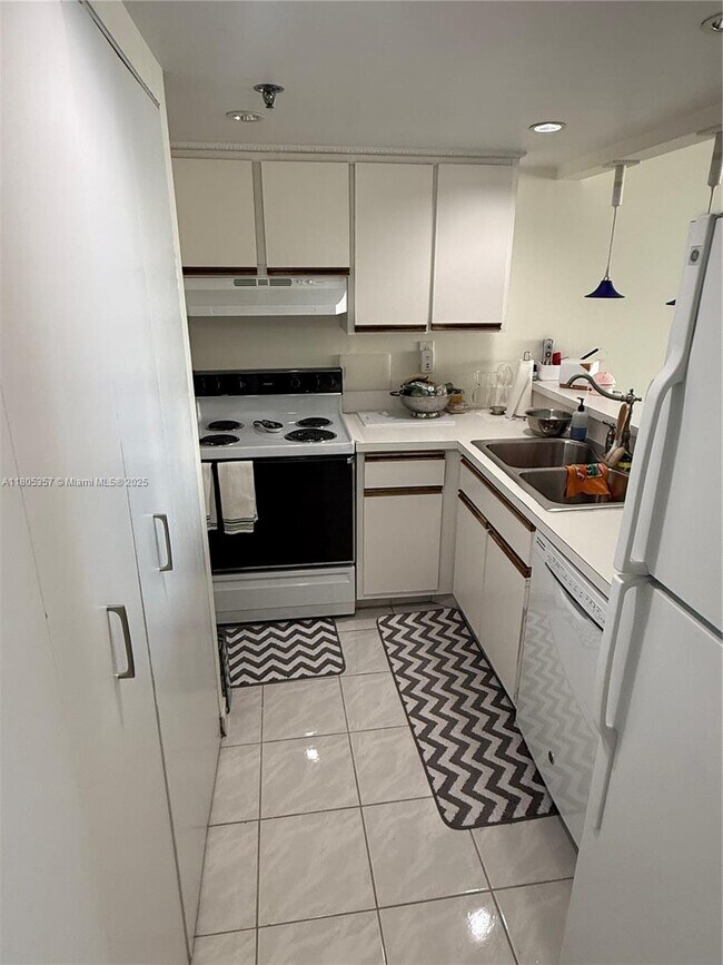 Building Photo - 540 Brickell Key Dr