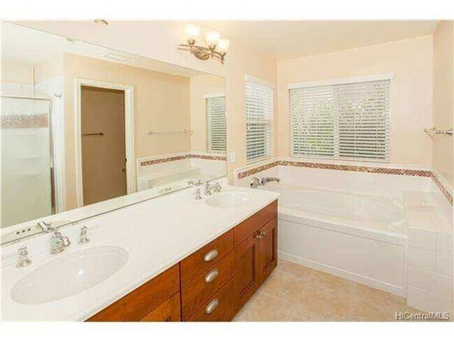 Building Photo - Stunning 3-Bedroom/3-Bathroom in Sunny Ewa...