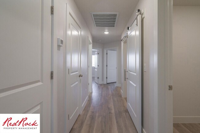 Building Photo - Gorgeous 3 Bedroom Townhome in Washington!