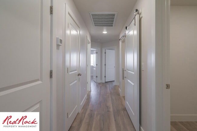 Building Photo - Pet friendly 3 Bedroom Townhome in Washington!