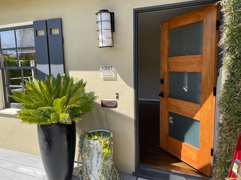 primary entrance off outdoor deck - 10887 Flaxton St