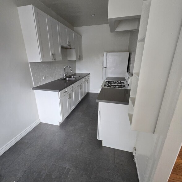 Building Photo - 833 N Formosa Ave