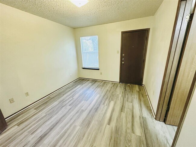 Building Photo - 12213 Dundee Dr