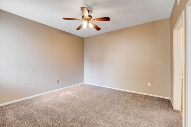 Building Photo - LOCATION! LOCATION! LOCATION! Move-in read...