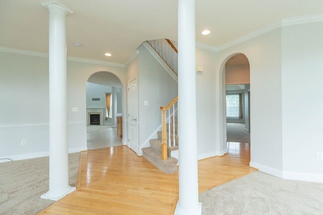 Building Photo - 5 Bed, 3.5 Bath, Single Family Home in Martinsburg, WV