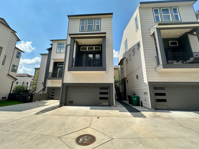 Primary Photo - For Lease | 3 Bed, 2 Bath | 2,139 Sq Ft | Greater Heights |