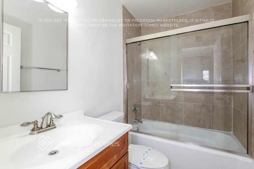 Building Photo - 2837 W Grovers Ave