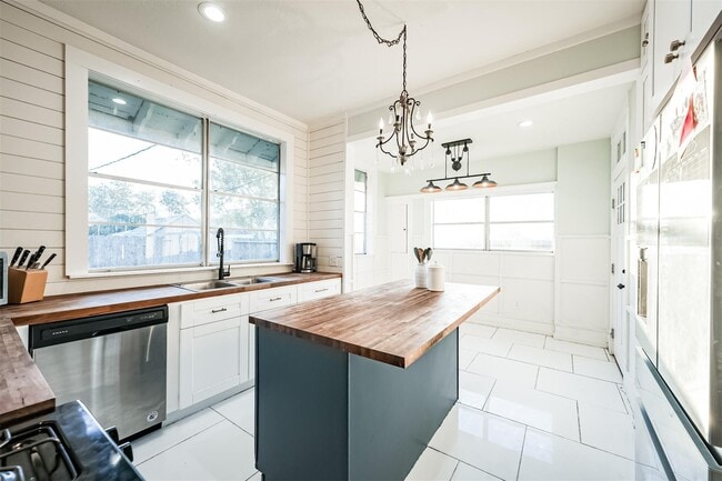 Building Photo - 4016 Avenue Q 1/2