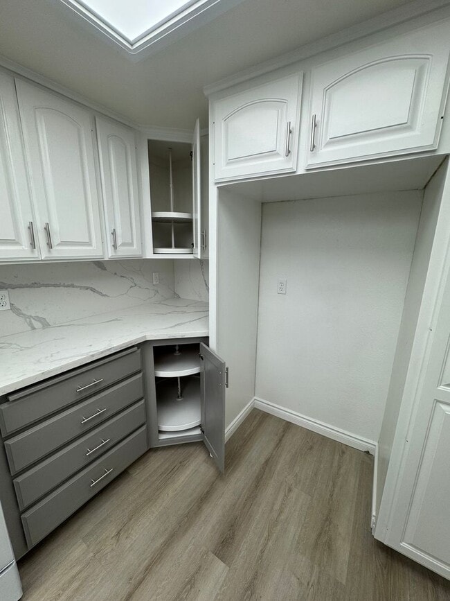 Building Photo - 5 Bedroom, 3.5 Bath, Beautiful 1,856 SQ FT...