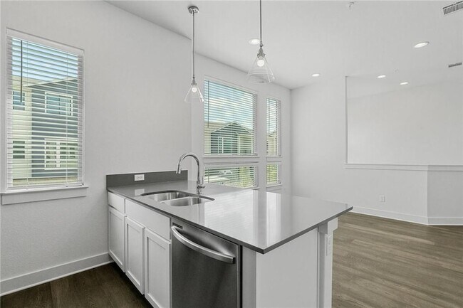 Building Photo - 2050 Lohmans Spur Rd