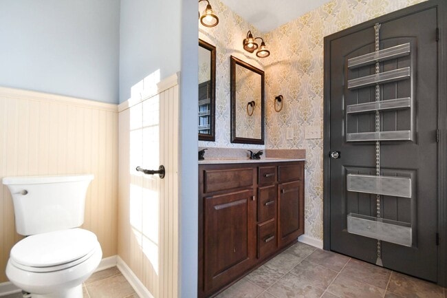 Building Photo - Pet Friendly Three Bedroom with Bonus!