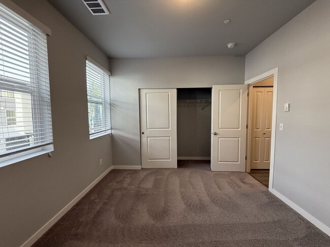 Building Photo - Modern 3BD/3BTH Home for Lease ~ Small Pet Friendly!