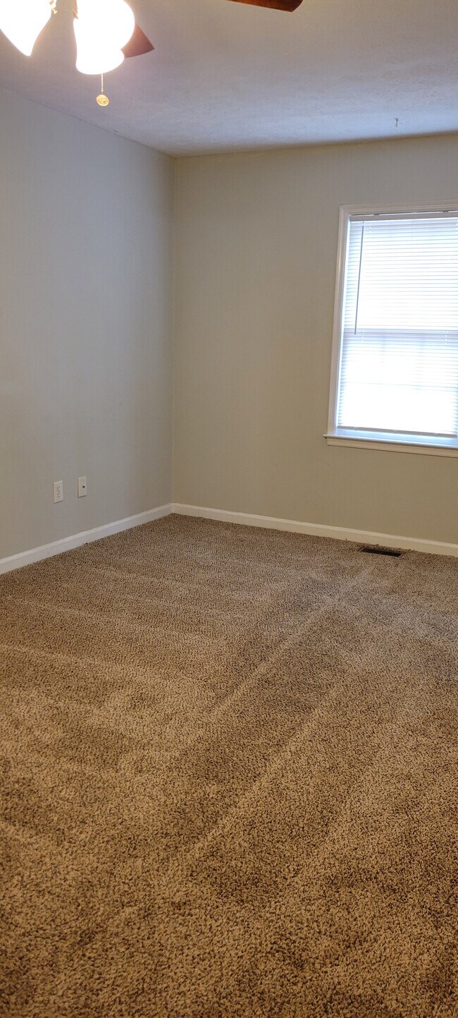 Building Photo - 4520 Bartow Carver Rd SE