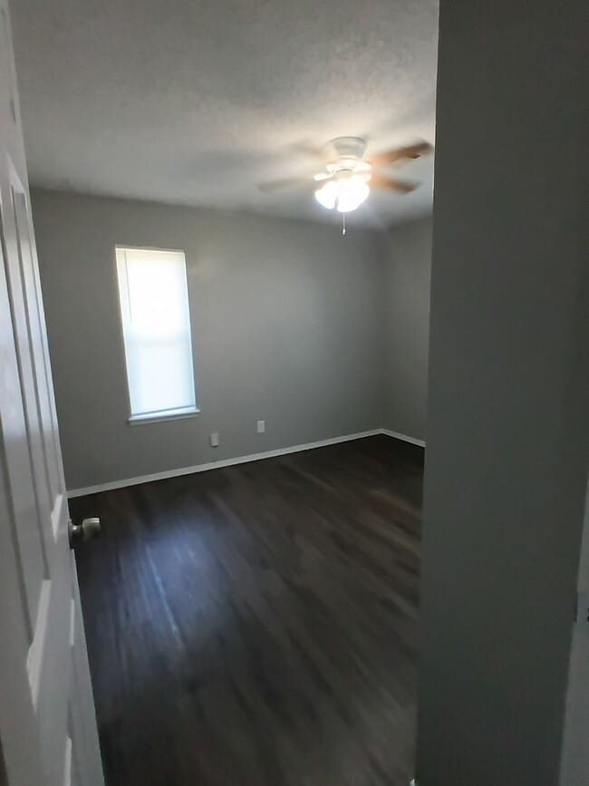 Building Photo - Better Than New! W/appliances!