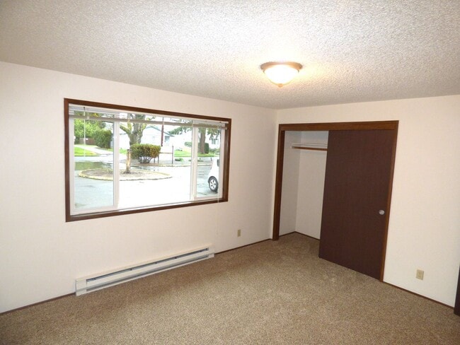 Building Photo - Rent Special: 1/2 Off May's Rent!! 2-bedroom Single Level Apartment