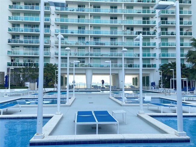 Building Photo - 1800 N Bayshore Dr